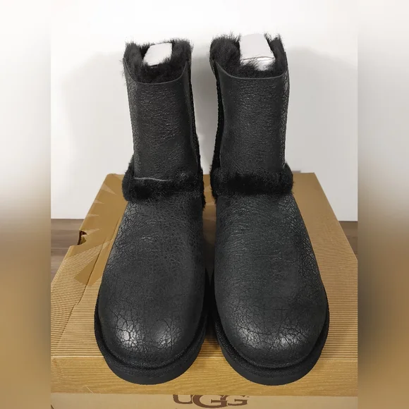 Brand New Women's UGG Australia Airehart Black Boots - Picture 4 of 10